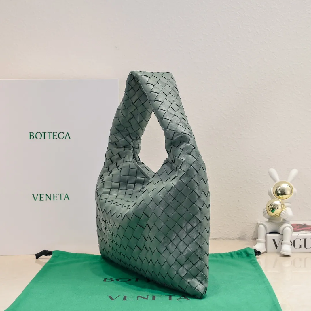 Batch 1860 #Bv new small HOP bag, the bag body and handles are made of a whole piece of woven leather. The bag body is soft and lazy. Hop symbolizes the praise of innovation and eternal craftsmanship [love]. The pyramid silhouette combines practicality and fashion. It is modern and casual. The double-sided closure design of the bag mouth is more convenient and safe! The cowhide texture also makes the bag more wear-resistant and durable. A must-have for fashionable ladies who like minimalism yet comfortable and casual! Size: 41x20.5x7.5, Model: 3966#